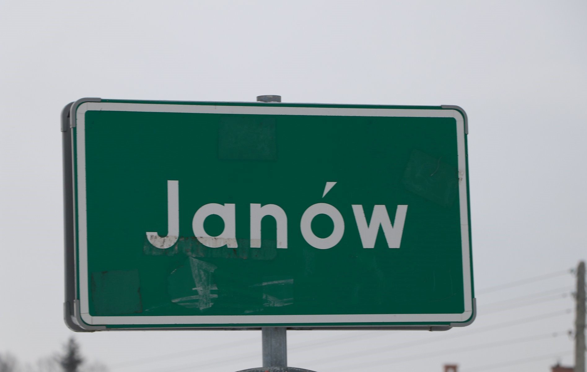 znak drogowy z napisem janów