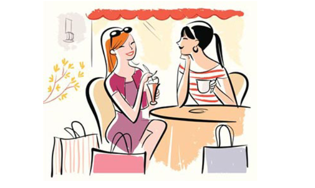 Dwie kobiety rozmawiające przy kawie po zakupach.
